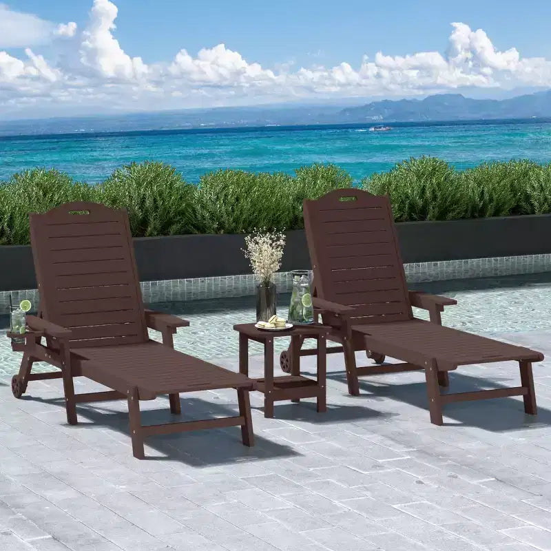Chaise longue d'extérieur 3 pièces WestinTrends Aruba avec roues et porte-gobelet, accompagnée d'une table d'appoint de patio