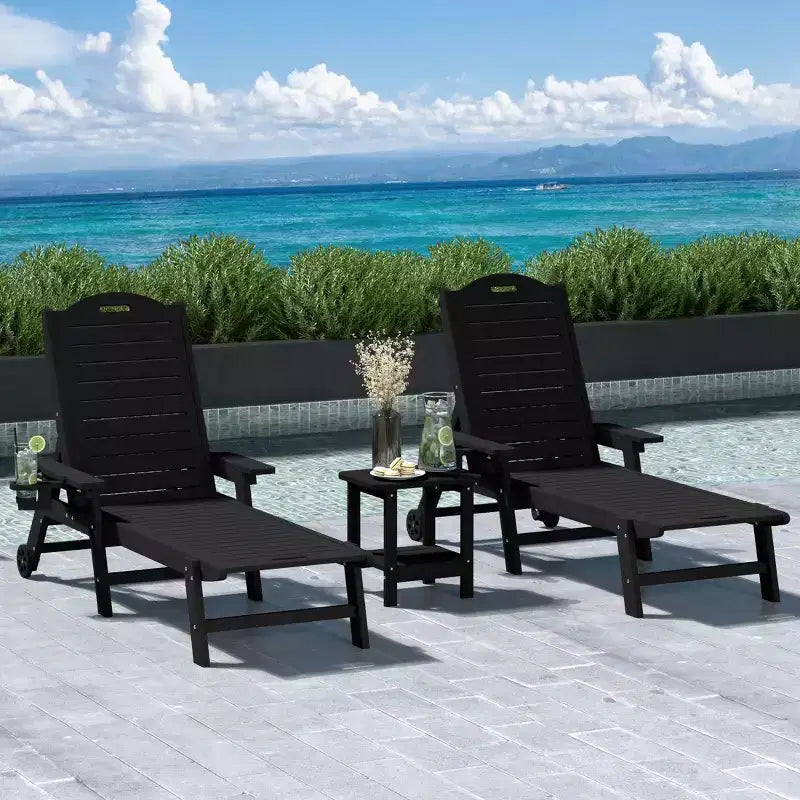 Chaise longue d'extérieur 3 pièces WestinTrends Aruba avec roues et porte-gobelet, accompagnée d'une table d'appoint de patio