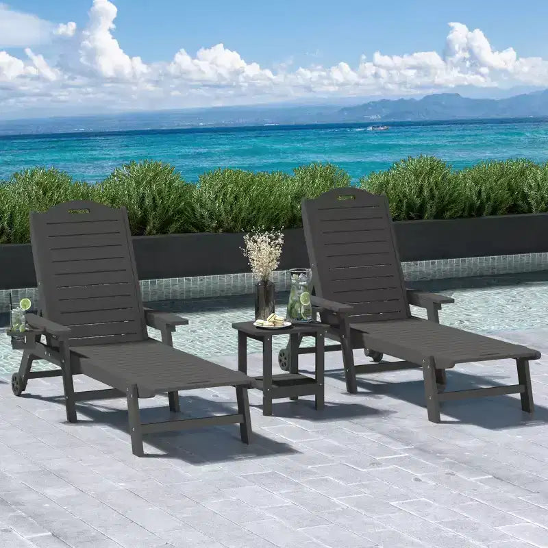 Chaise longue d'extérieur 3 pièces WestinTrends Aruba avec roues et porte-gobelet, accompagnée d'une table d'appoint de patio