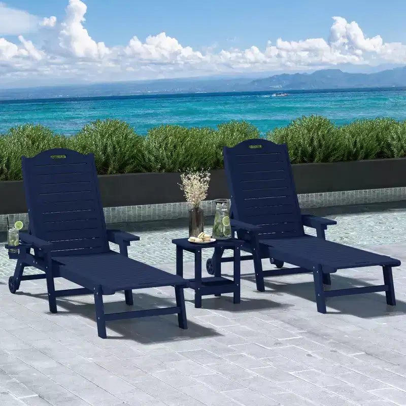 Chaise longue d'extérieur 3 pièces WestinTrends Aruba avec roues et porte-gobelet, accompagnée d'une table d'appoint de patio