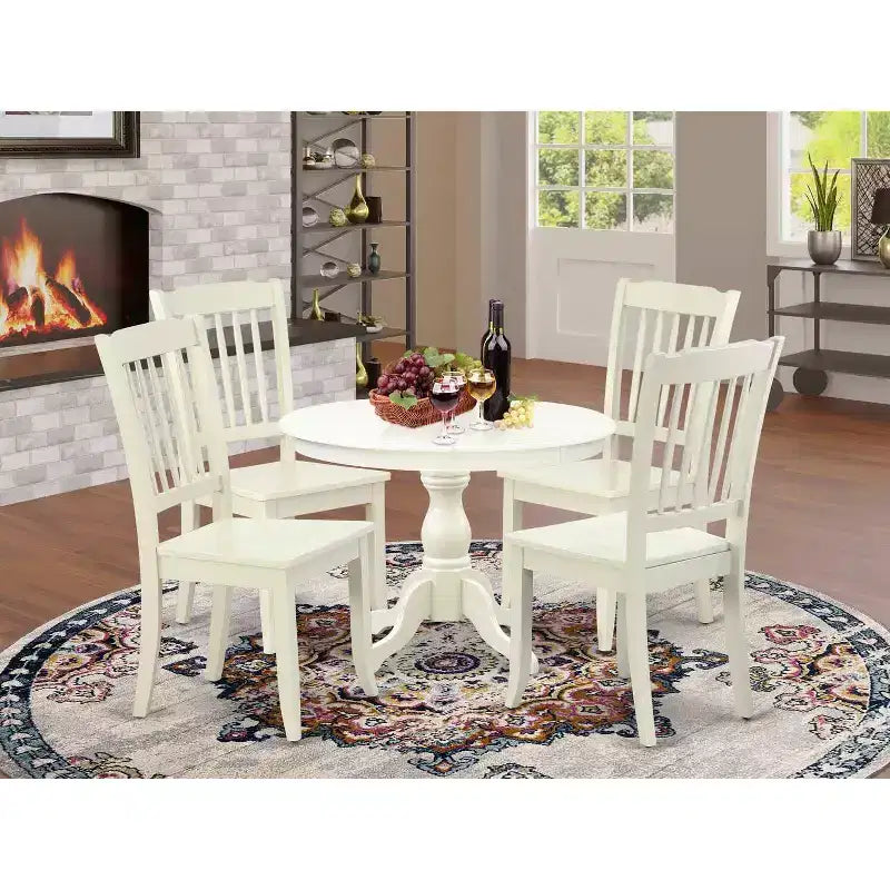 Table à manger HomeStock 5 pièces en bois massif finition lin blanc avec 4 chaises à dossier ajouré