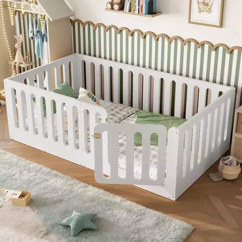 Lit Montessori au sol pour enfant, format simple, blanc, avec barrières et porte – Bois massif, 1 place