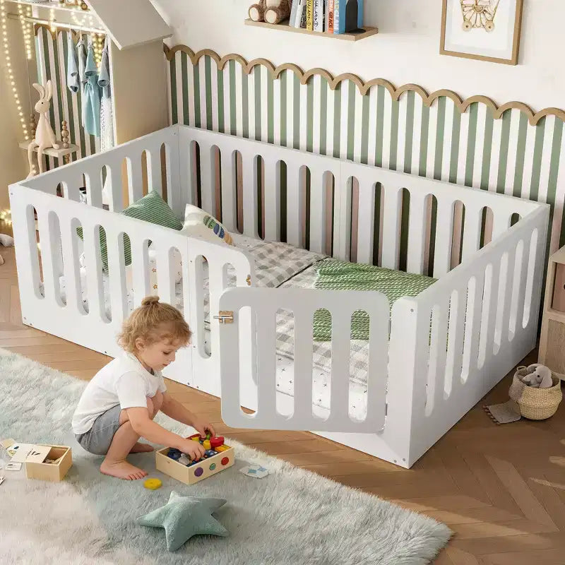 Lit Montessori au sol pour enfant, format simple, blanc, avec barrières et porte – Bois massif, 1 place