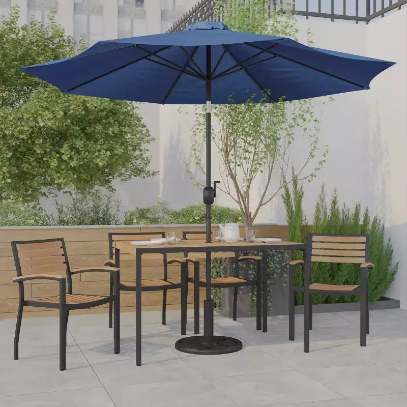 Ensemble table de patio 7 pièces Emma et Oliver - 4 chaises empilables en teck synthétique imitation bois - Table en teck imitation bois - Parasol avec base