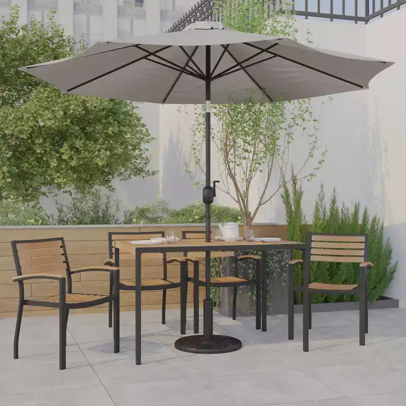 Ensemble table de patio 7 pièces Emma et Oliver - 4 chaises empilables en teck synthétique imitation bois - Table en teck imitation bois - Parasol avec base