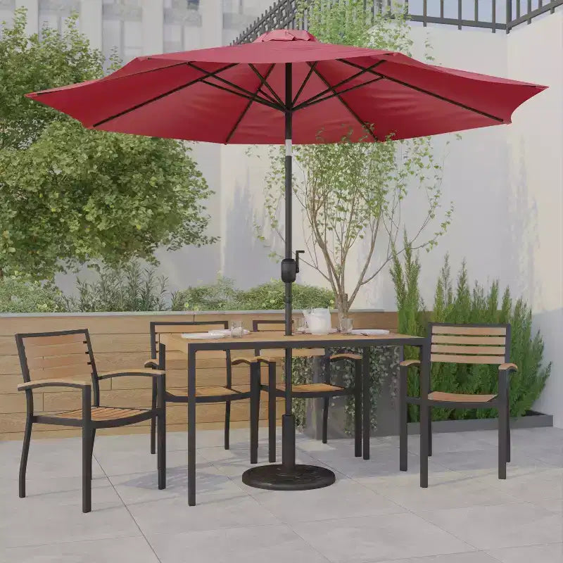 Ensemble table de patio 7 pièces Emma et Oliver - 4 chaises empilables en teck synthétique imitation bois - Table en teck imitation bois - Parasol avec base