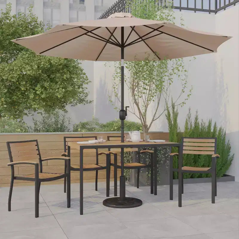 Ensemble table de patio 7 pièces Emma et Oliver - 4 chaises empilables en teck synthétique imitation bois - Table en teck imitation bois - Parasol avec base