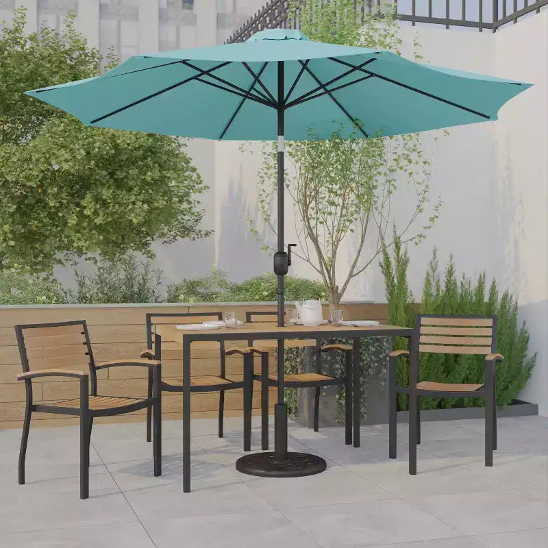 Ensemble table de patio 7 pièces Emma et Oliver - 4 chaises empilables en teck synthétique imitation bois - Table en teck imitation bois - Parasol avec base
