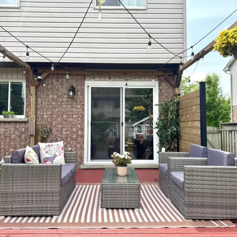 Ensemble de mobilier de jardin en rotin 4 pièces Outsunny, salon de conversation extérieur rembourré avec 2 chaises, causeuse et table basse en verre