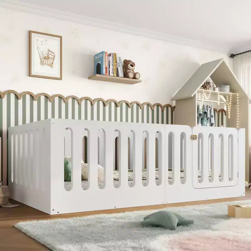 Lit Montessori au sol pour enfant, format simple, blanc, avec barrières et porte – Bois massif, 1 place